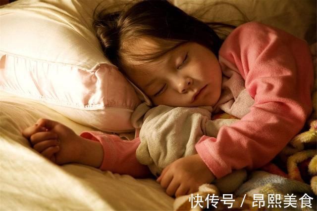 青春期|女孩“初潮”若早于此年龄,多半长不了多高,父母要及早干预