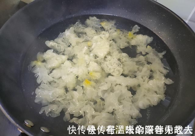 煮银耳汤,凉水下锅还是热水下锅不少人搞错了,难怪银耳不出胶