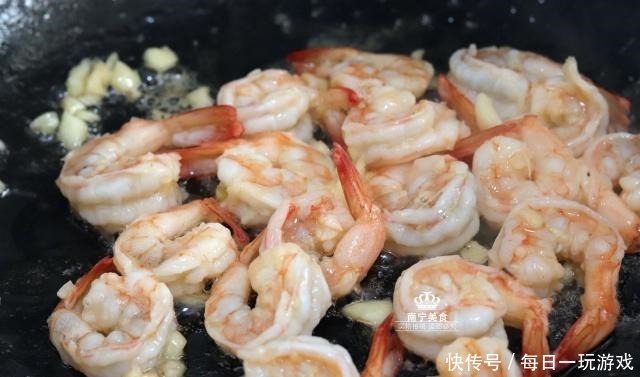 这蔬菜9块钱一斤,比猪肉还贵,但吃了对身体好,所以再贵也要吃!