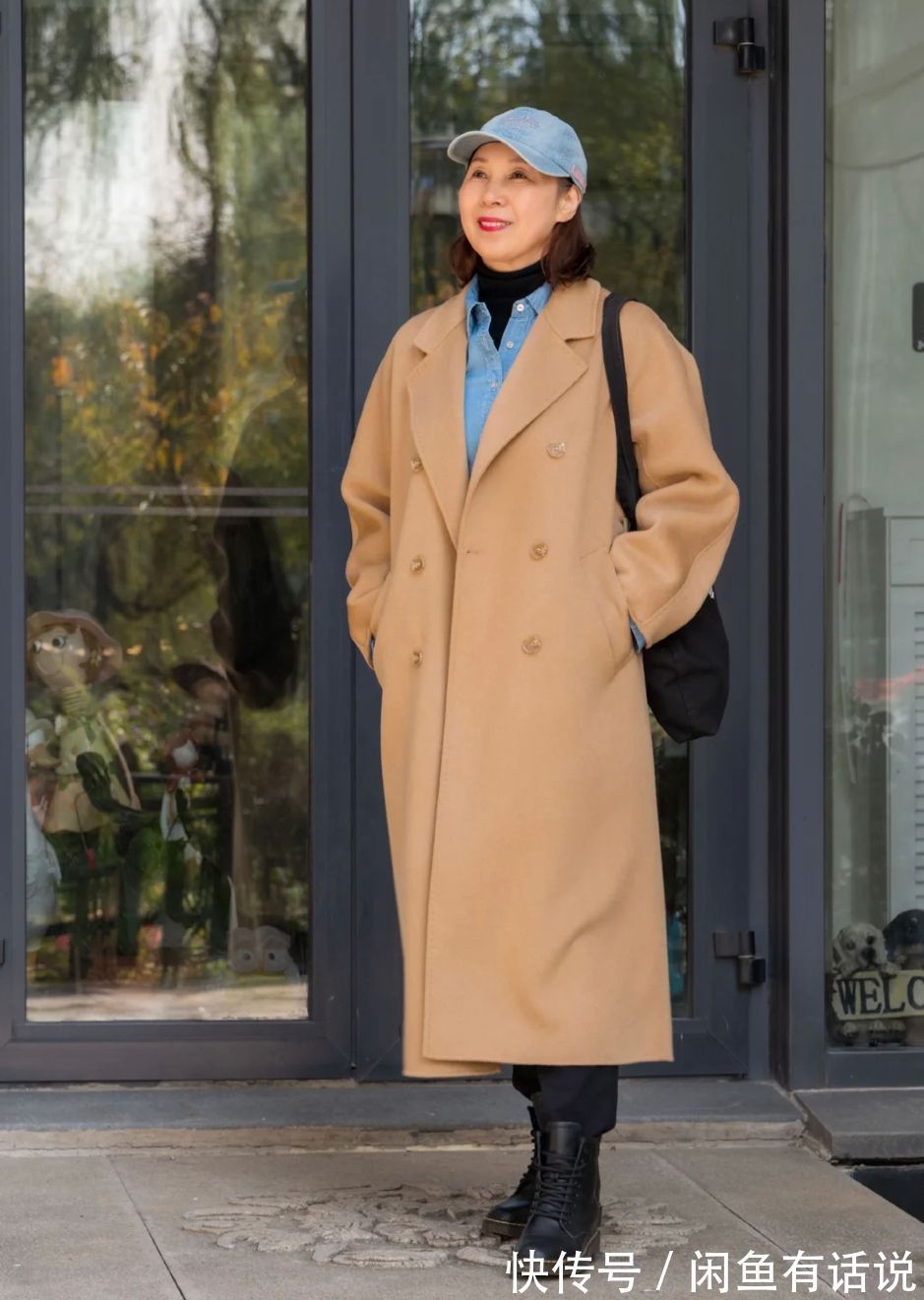 牛仔蓝|上了年纪怎么穿“驼色大衣”?学65岁博主这么搭,优雅减龄又高级