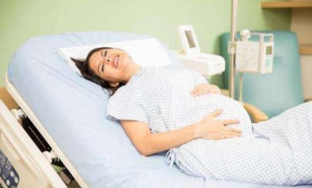 产妇分娩时，胎儿体质好的先破水、体质弱就先见红？孕妈最好知道