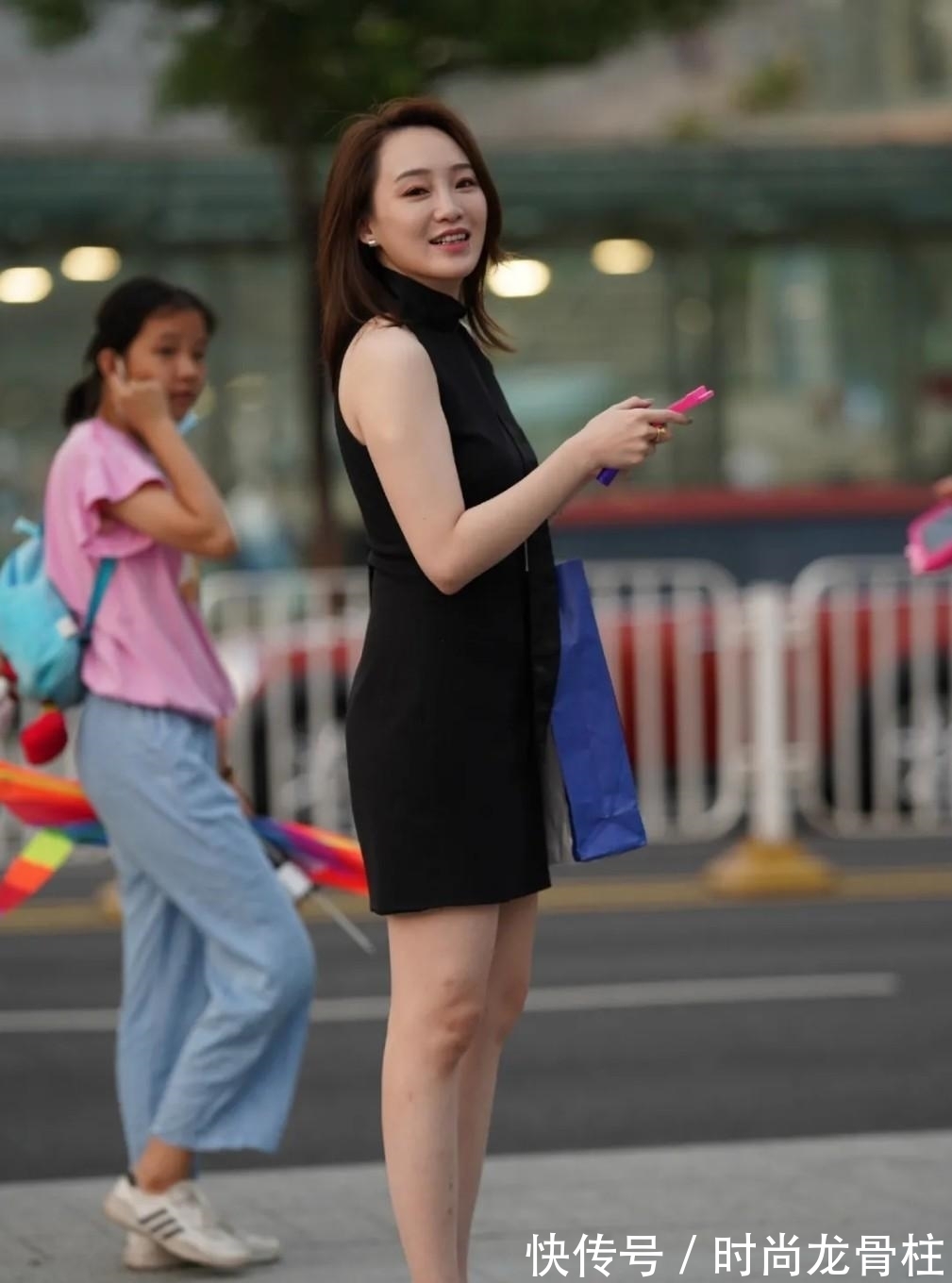 半身裙|修身挂脖款连衣裙,搭配时髦高跟鞋,温婉知性又迷人