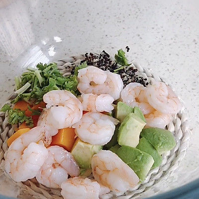 泰式虾仁牛油果沙拉