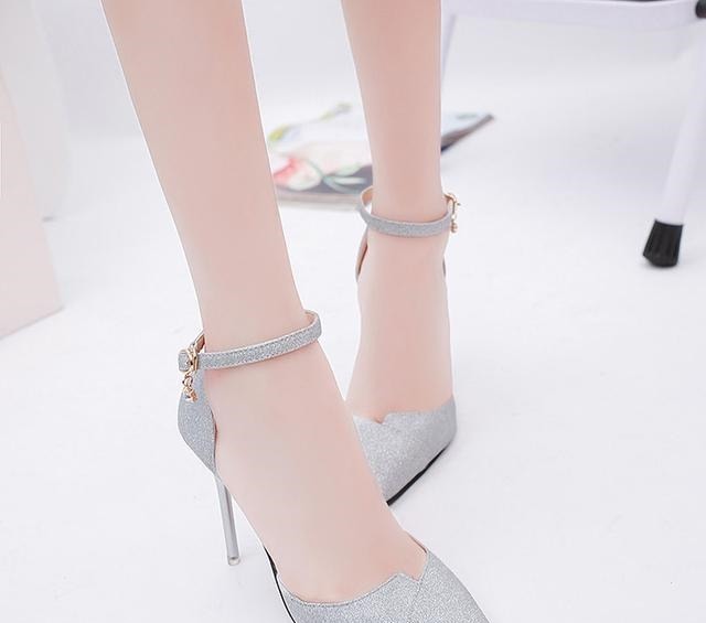 高跟凉鞋 清凉一夏,尖头细跟+浅口一字扣,爱美的妹子可不要错过哟