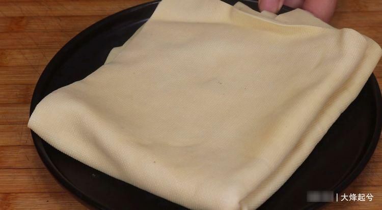 豆腐皮别炒菜吃，教你新吃法，天天吃都不腻，上桌就抢光