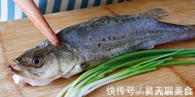 正确做法|清蒸鱼放盐和料酒就错了，教你正确做法，又鲜又嫩还不腥，太香了