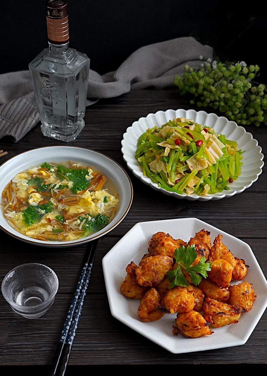 宅在家，午餐做了两菜一汤，好吃得停不下来，婆婆：会过日子