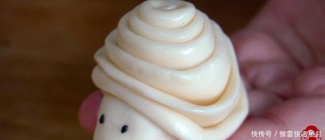 分享|蒸花卷时,和面别只放水和酵母粉,分享技巧经验,松软亮白不发硬