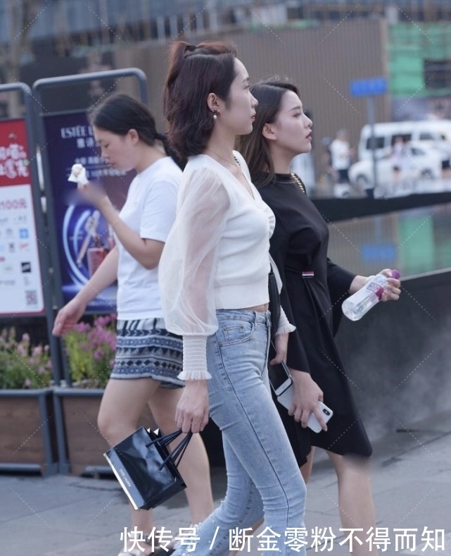 穿搭|上衣裹个“塑料袋”实在没看懂,裤脚长毛形成“喇叭裤”不舍得扔