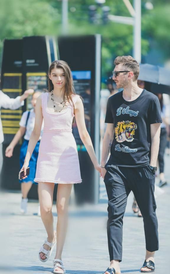 路人街拍，瞧，人家小姐姐这个身高，人家小姐姐这个纤细的腰身