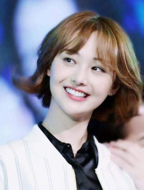 女人别再披头散发了，太显老！今年流行这5种发型，减龄显脸小