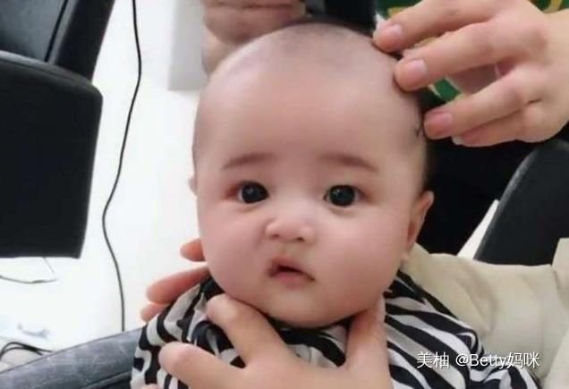 孩子|妈妈带宝宝孩子去理发，乖巧模样太可爱，网友：长大可以靠脸吃饭