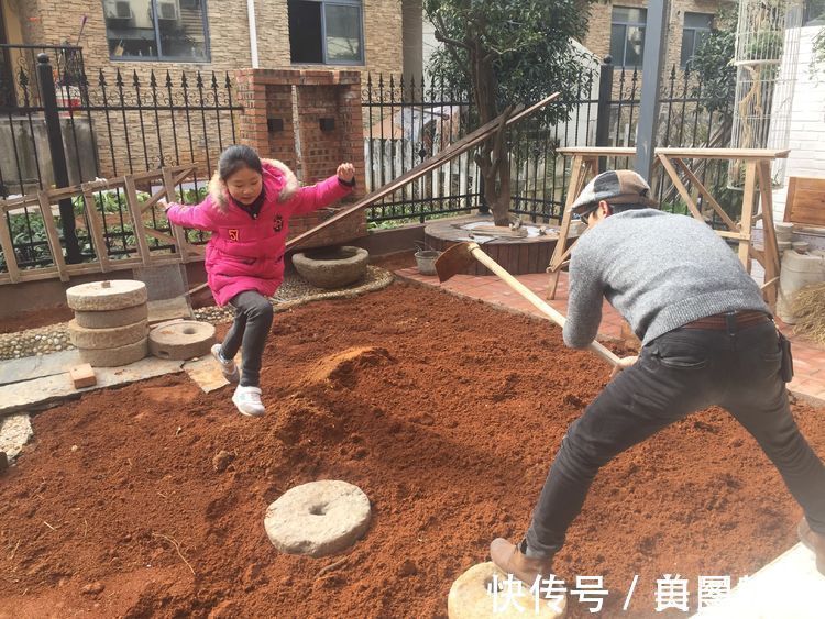 都市|三年前买了这30㎡小院，亲手改造成小花园，在繁华都市过田园生活
