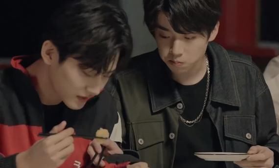 周柯宇 张嘉元又被骂?食物吃一口直接扔队友盘里,周柯宇的反应太圈粉