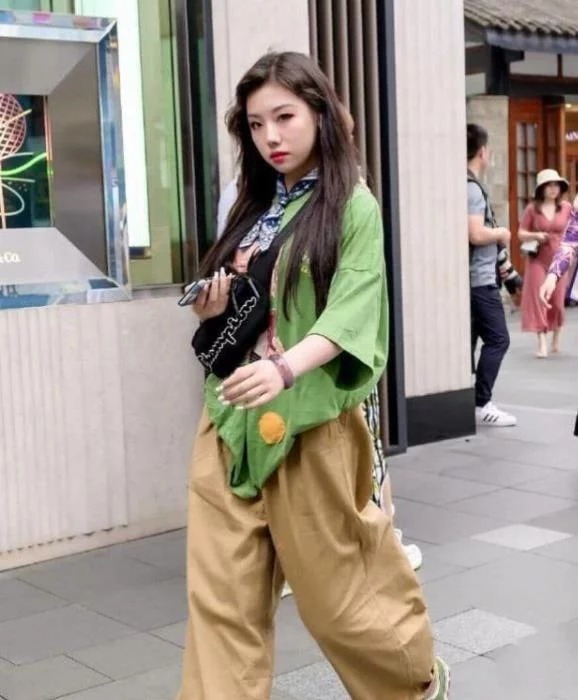 街拍:身材高挑的美女,背心配黑色长裤,时尚魅力气质