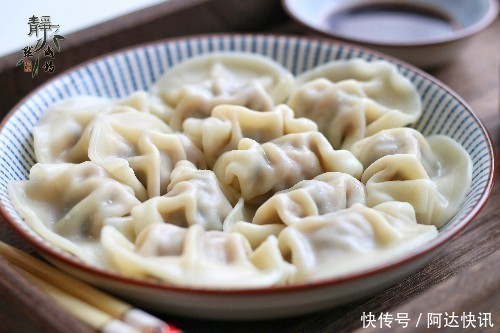 速冻水饺是开水下锅还是冷水下锅怎样煮不破皮来,统统告诉你