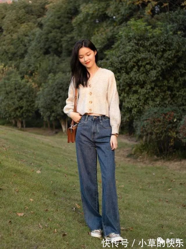 半身裙 秋冬流行的米色款式大衣,搭配上半身裙或阔腿裤,优雅又大方