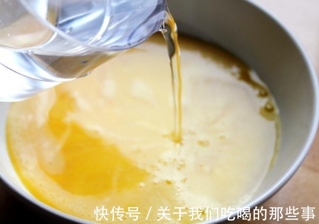 要点|蒸鸡蛋羹不要直接加水,先弄懂3要点,出锅滑嫩鲜美,光滑无气孔