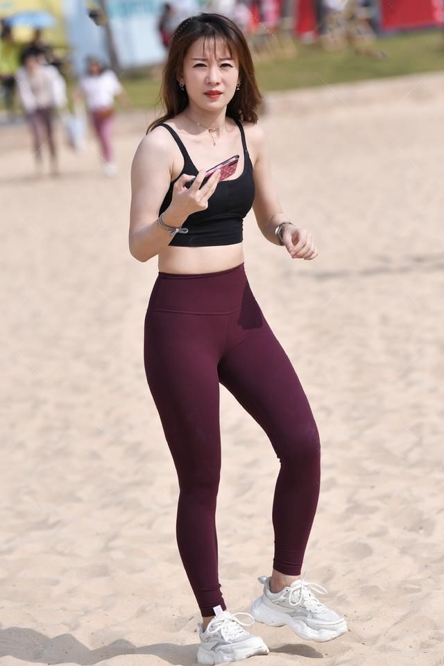 风格|不挑年龄的酒红色瑜伽裤，风格轻奢高级，谁穿都好看