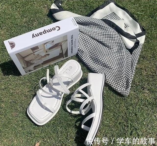 脚背 是时候穿凉鞋了！今年流行这几款，清凉显脚小！