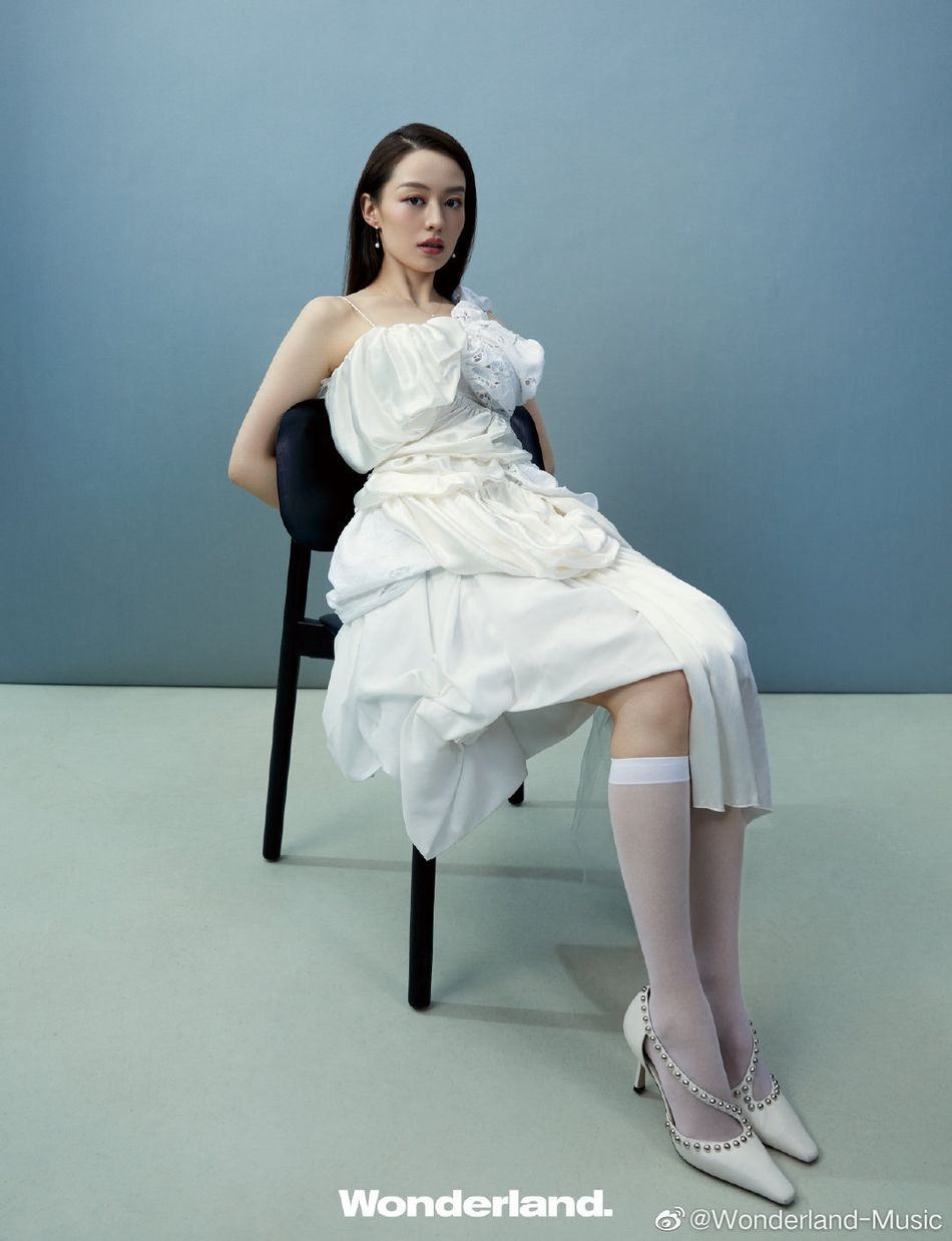 西服套装|吉娜穿黑色西服套装 五官精致气质绝佳