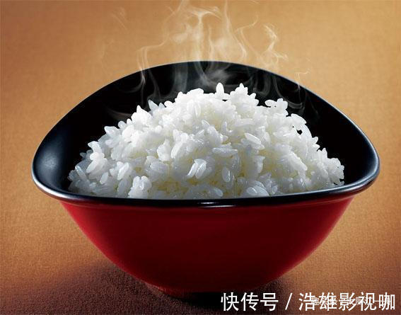 今天才知道，蒸米饭时多加这3样东西，米饭香甜松软不粘锅