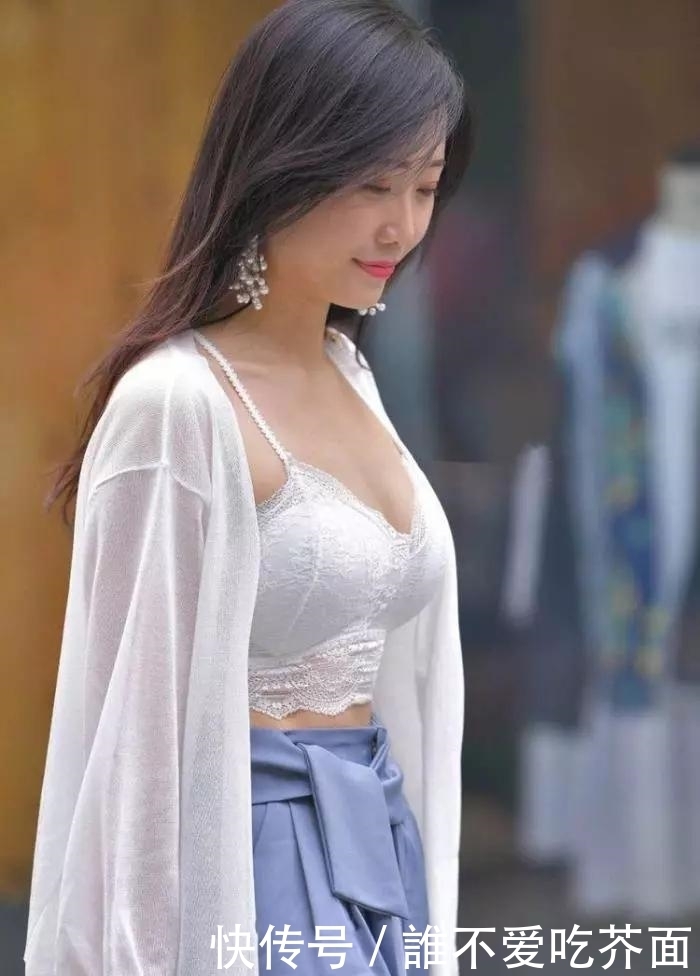 街拍时尚: 姑娘身穿白色内衬衣, 笑容自信迷人!