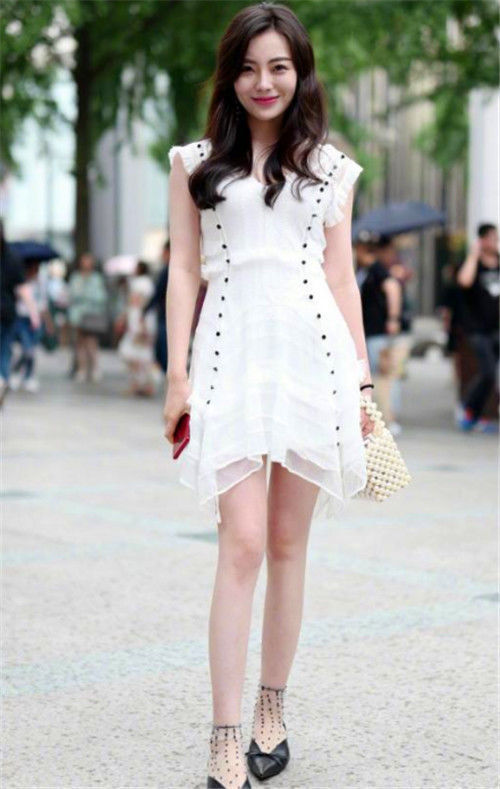 街拍：美女穿白色连衣裙，秀出白皙长腿，长披肩气质温婉动人