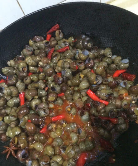 做爆炒田螺，别直接炒，先这么做，田螺洗得更干净，肉一吸就出来