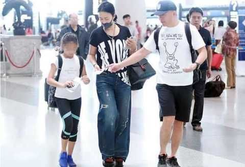 那英带女儿在伦敦买奢侈品，被指嗓门大态度凶，女儿家教严格乖巧安静