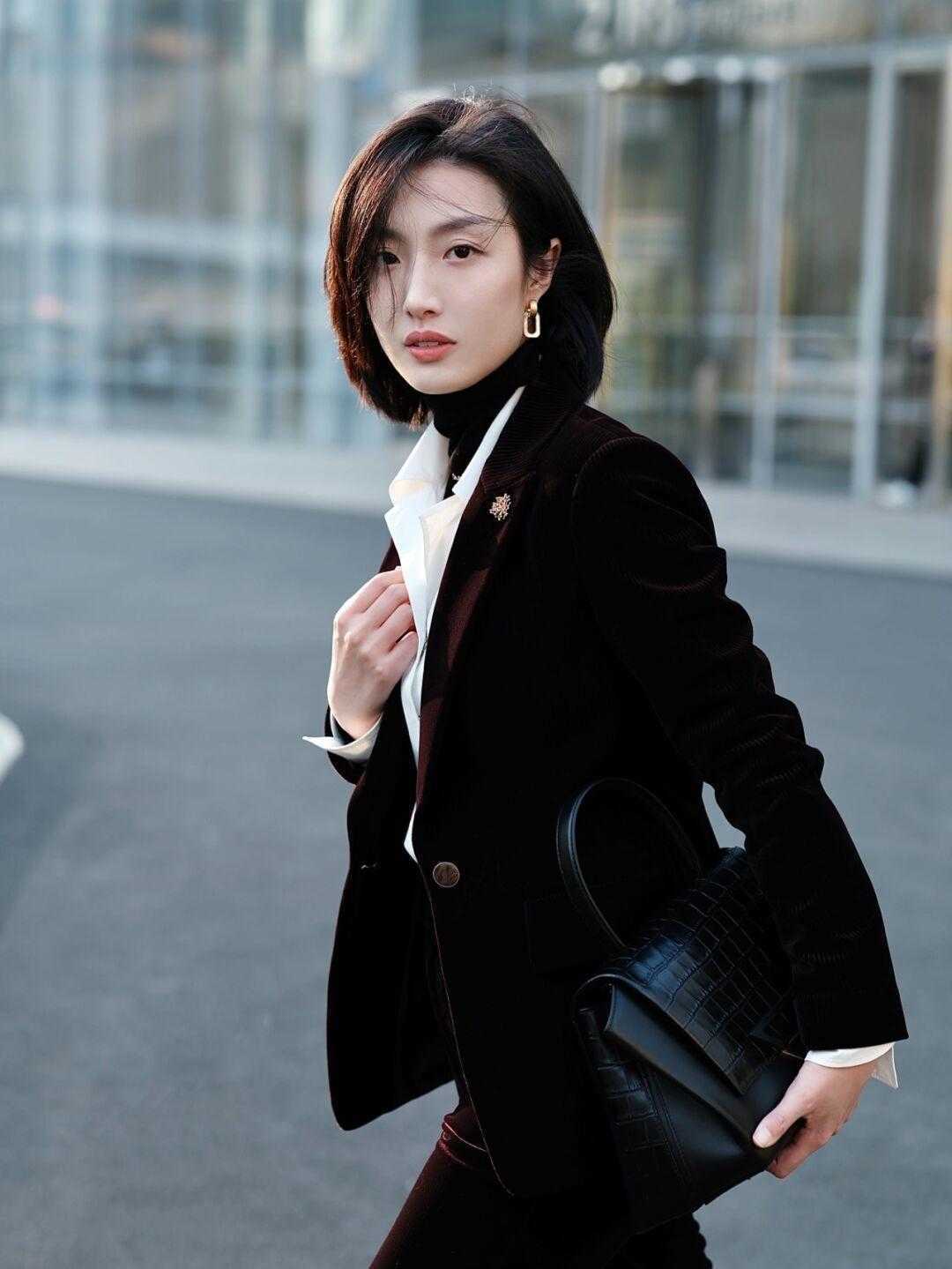 白色衬衫 冬季通勤怎么穿?看看这些干练知性的穿搭方式,日常实用不挑人