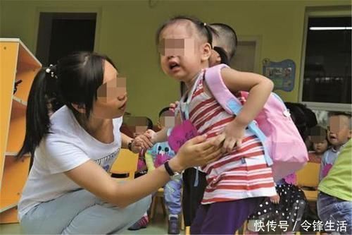 4岁女娃被遗弃在幼儿园，3天无人来接，老师打开书包后看红了眼