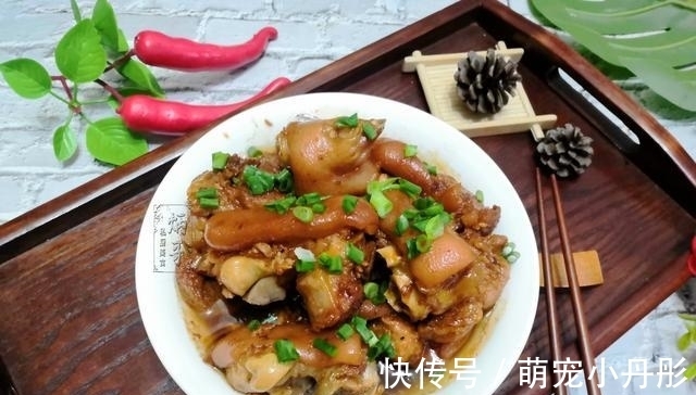 拌饭|这蒸菜我家一周做3次，食材炒下蒸一蒸软嫩鲜香，汤汁拌饭真得劲