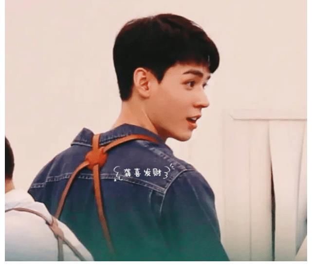 低头见|同是和丁真一起逛街，周也姚安娜态度差太多，一个细节瞬间路转粉