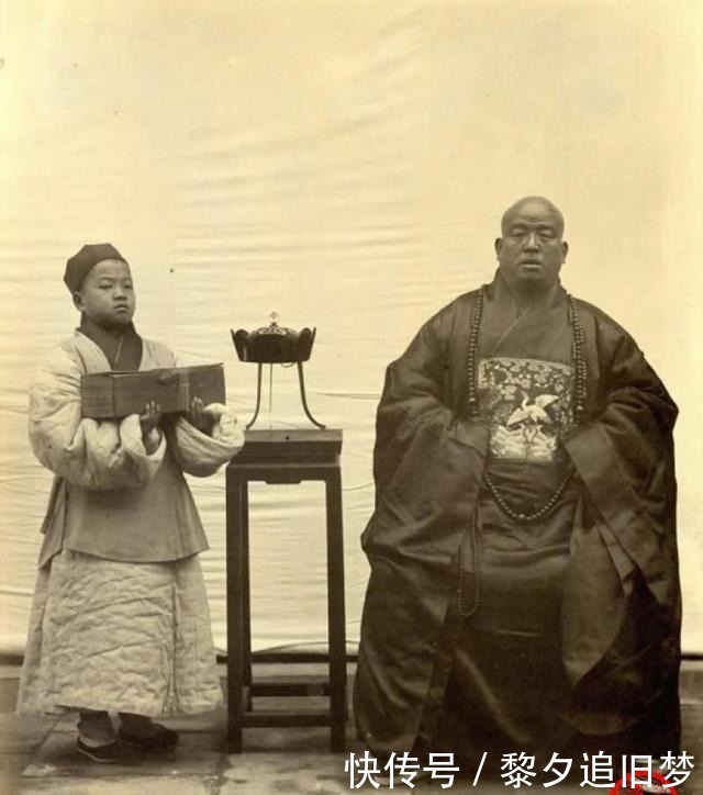 盔甲|晚清老照片女子穿全副盔甲 僧人地位如二品官员