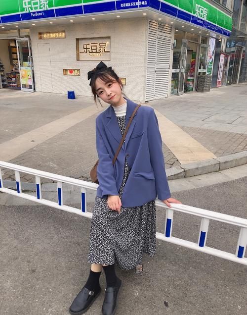 西装+碎花连衣裙=时髦洋气!开春这么穿特吸睛