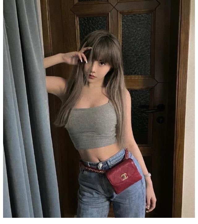 shuffle|安崎shuffle风格释出,金色细闪裙闪耀全场,BOBO头个性十足