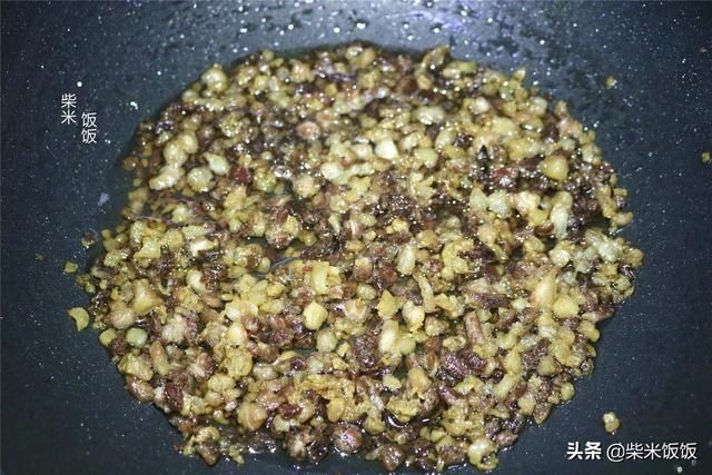 韭菜饺子，别总搭配鸡蛋了，教你这样调馅，个个爆汁更好吃