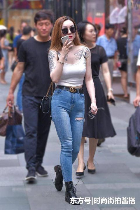 小姐姐这是什么打扮，这么紧的牛仔裤穿出门，