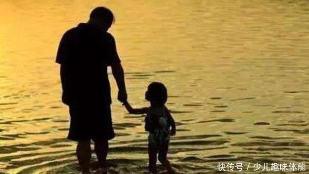 b宝宝先叫爸爸还是先叫妈妈,不是和谁亲先叫谁,有的人别高兴太早!