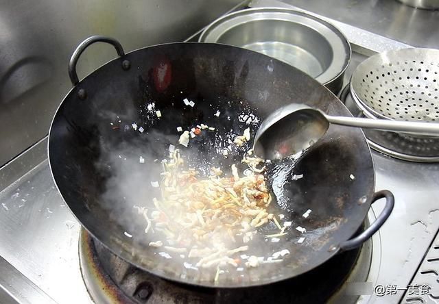 绿豆芽|绿豆芽炒肉丝怎么做不出水，厨师长教你小技巧，清脆爽口又入味
