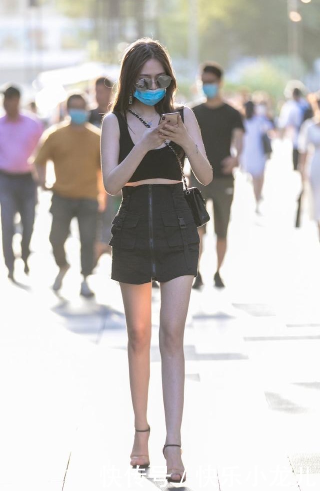 色一字带细跟凉鞋|黑色丝绒面料的吊带裙,裙身白色的印花设计,简单又大方的黑白配