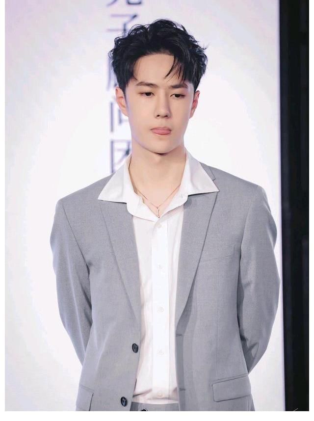 王一博品牌見(jiàn)面會(huì)太搞笑，主持人接梗不斷，結(jié)束還不忘叮囑粉絲