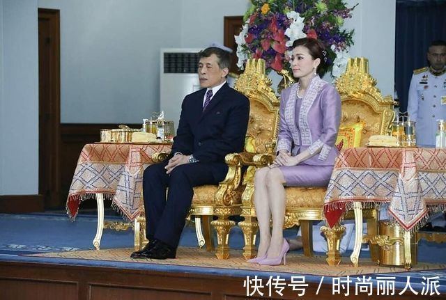 造型|苏提达晒最新漫画好得意！蓝裙造型确实美，诗妮娜好久没有亮相了