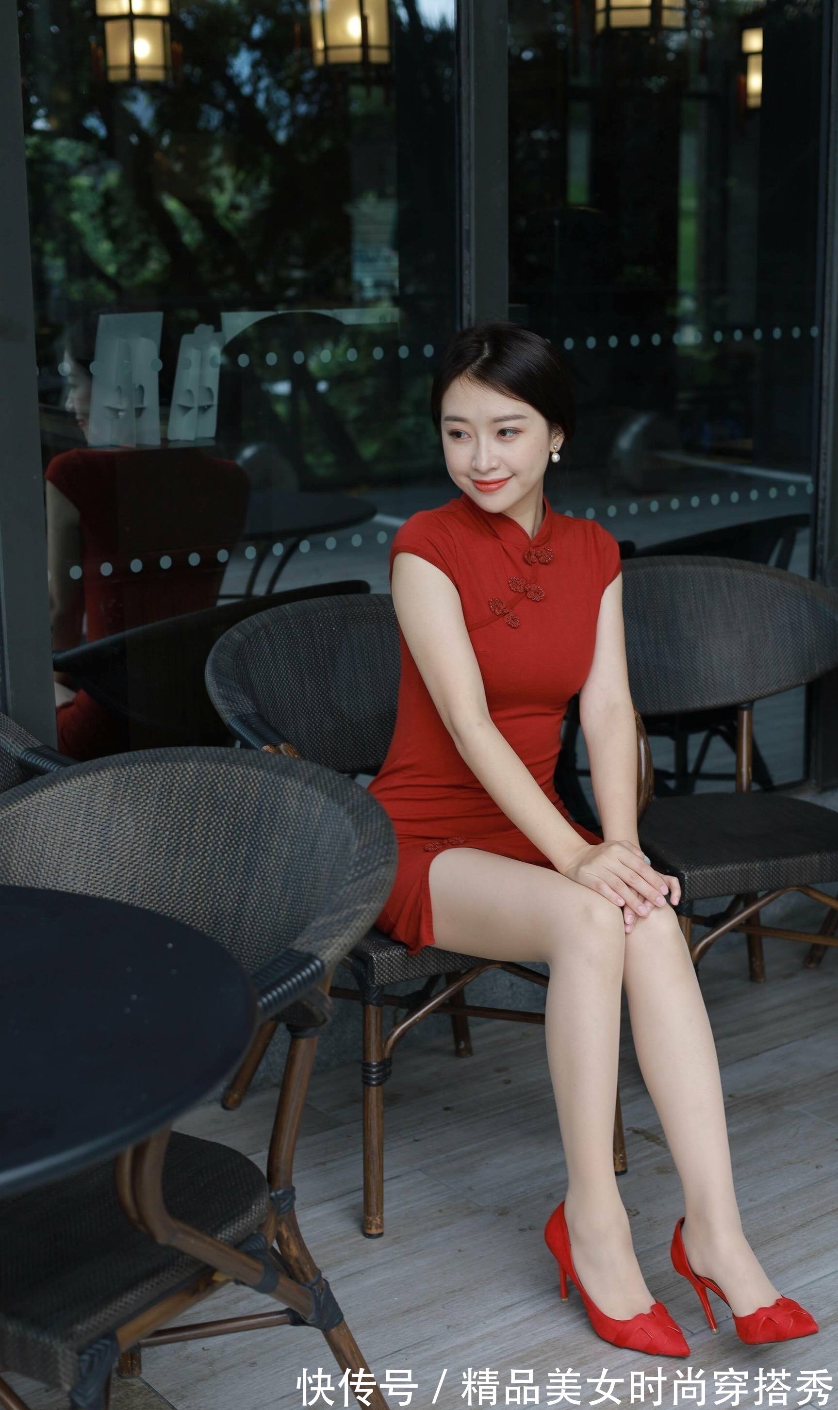 盘扣 红色旗袍搭配传统盘扣设计，优雅复古透着时尚性感的气息