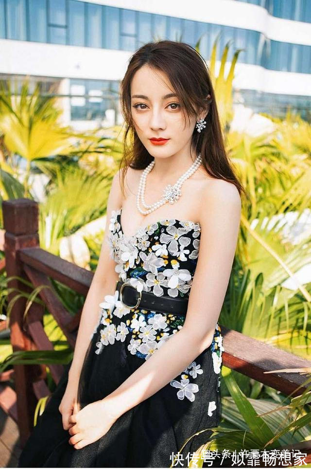 气质 五十多岁的女人,再没钱也别买这5种饰品,廉价掉气质,招人笑话