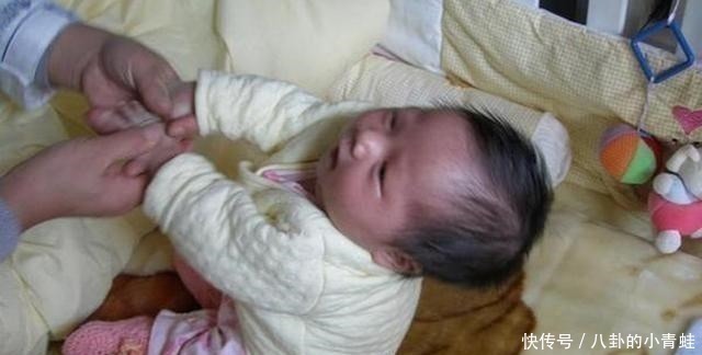 训练|抬头、翻身、独坐、行走,1岁前宝宝大运动发育规律,你娃达标吗