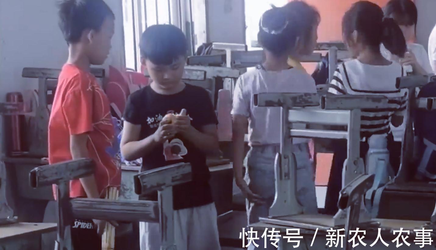 女孩|女孩咬了两口男孩的苹果,最终被无情嫌弃,网友:人生的高光时刻