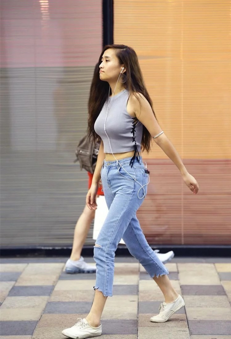 街拍:小姐姐身穿紧身裙,配黑色的小包,看上去是很有气质