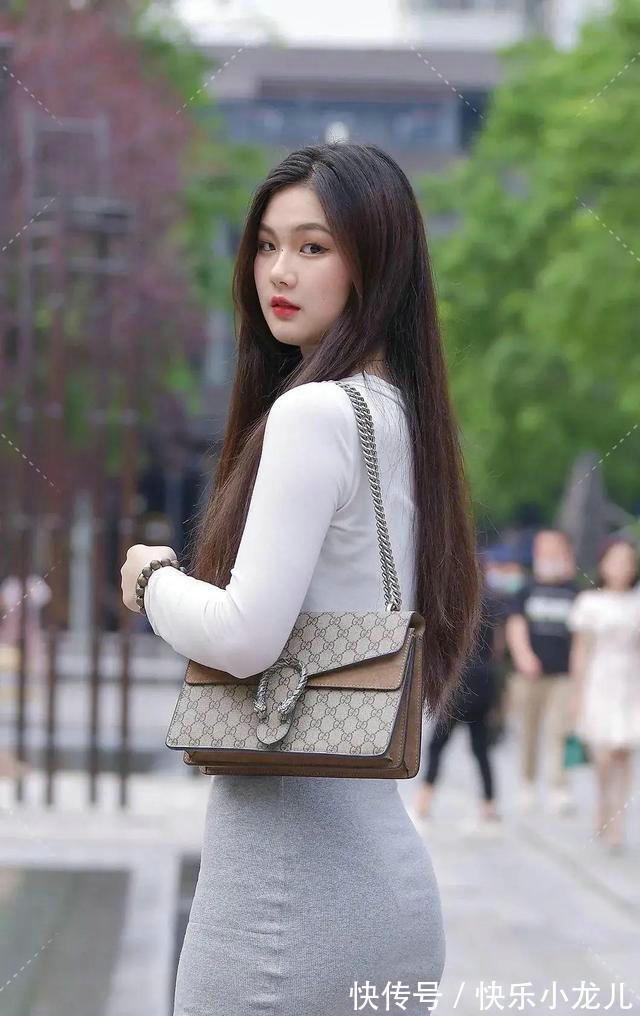 瑜伽裤 搭配淡色的修身半袖,衣服掖在牛仔裤子里面,烘托身体比例